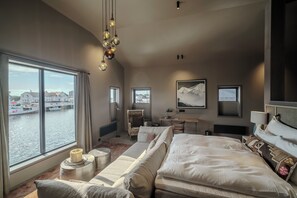 Loft suite with Harbour view | Premium bedding, down comforters, minibar, desk - Henningsvær Bryggehotell - by Classic Norway Hotels (Vagan)