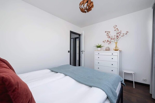 2 habitaciones, tabla de planchar con plancha, wifi y ropa de cama 