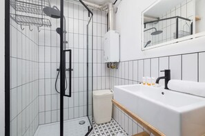 Douche, sèche-cheveux, shampoing