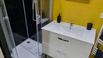 Serviettes fournies, savon, papier toilette