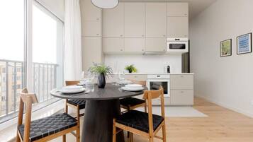 Frigorifero, microonde, forno, piano cottura