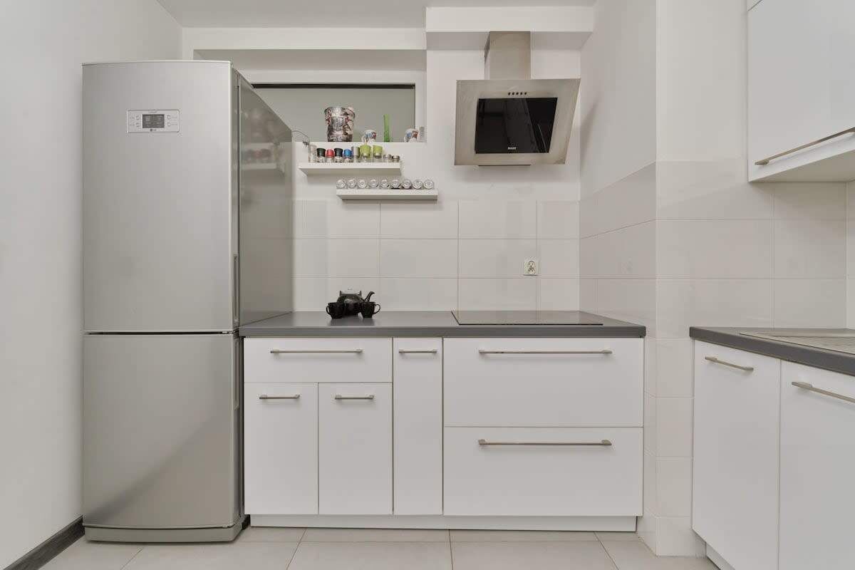 Réfrigérateur, four à micro-ondes, un four, surface de cuisson