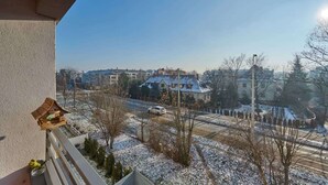 Zona residencial con casas, una calle y cielo despejado.