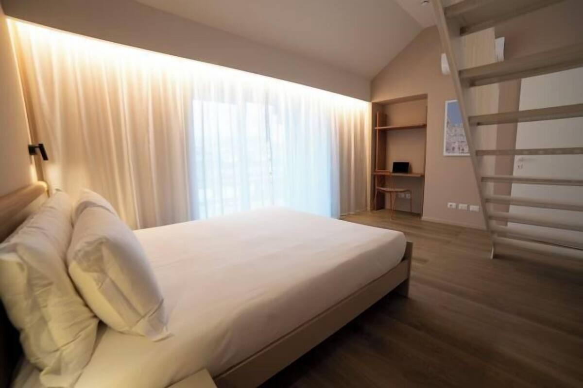 1 dormitori, cobrellits i caixa forta a l'habitació