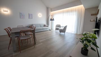 Deluxe-Apartment, Terrasse | Wohnbereich | Flachbildfernseher