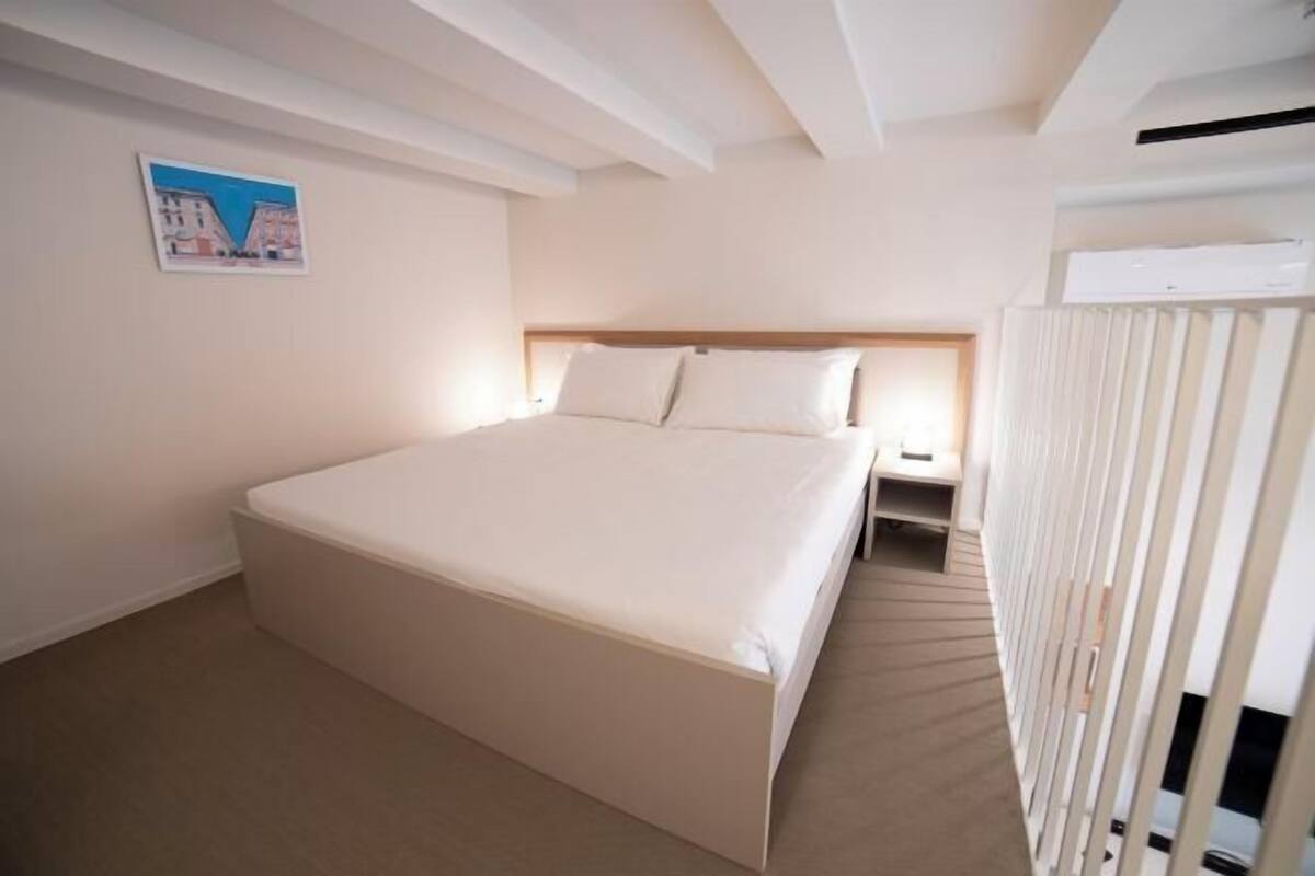 1 dormitori, cobrellits i caixa forta a l'habitació