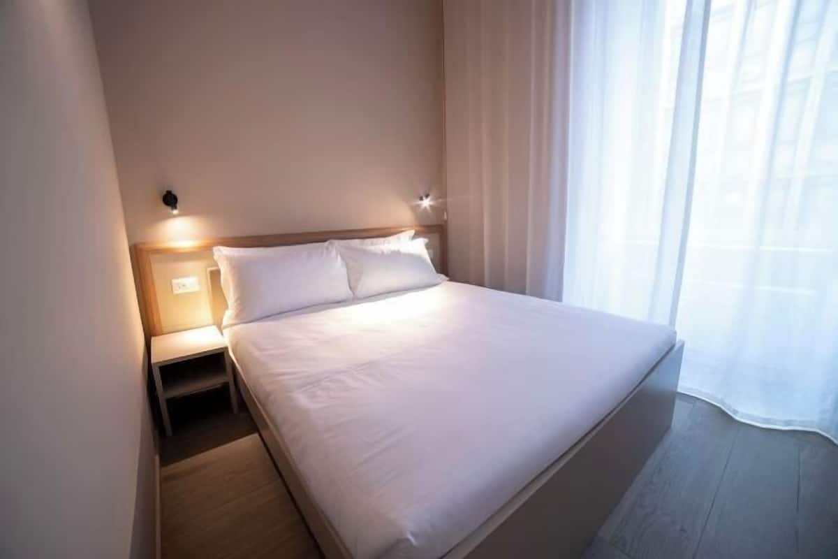 1 dormitori, cobrellits i caixa forta a l'habitació