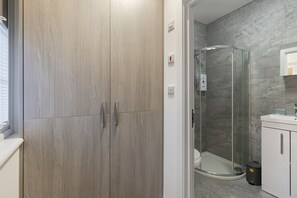 Dusj, hårføner, håndklær og såpe