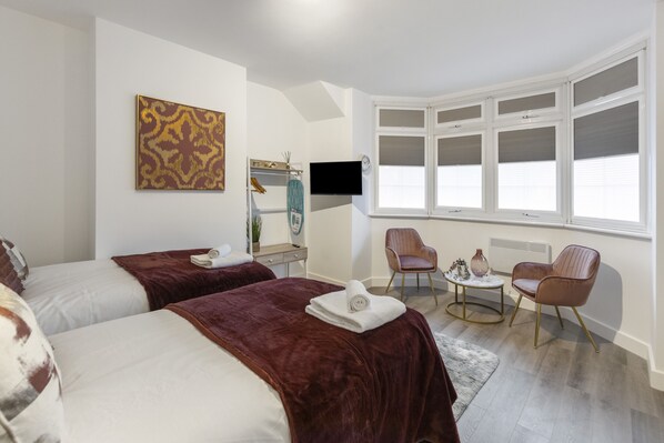 1 bedroom, iron/ironing board, WiFi, bed sheets - Stylish-Snug-2 bed Flat (London)