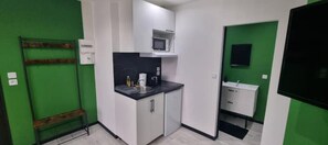 Kühlschrank, Herdplatte, Wasserkocher, Kochgeschirr/Geschirr/Besteck
