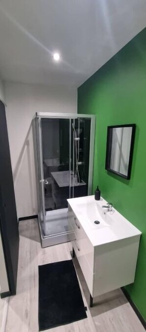 Kostenlose Toilettenartikel, Haartrockner, Handtücher, Seife