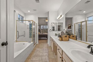 Shower, hair dryer, towels, shampoo - Attached game room! Spacious 4 BR Home near Sedona (Cottonwood)