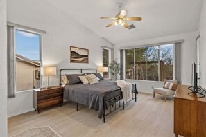 4 habitaciones, escritorio y tabla de planchar con plancha