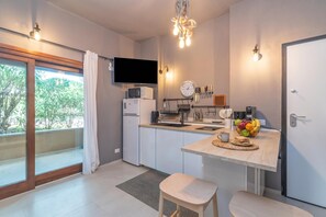 Family Apartment, Multiple Bedrooms (White Sand House) | Private kitchen | Fridge, microwave, oven, stovetop - White Sand House (Olbia)