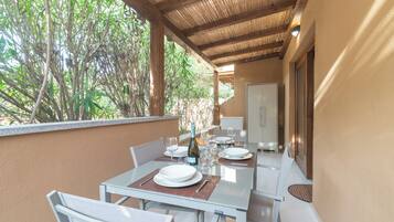 Apartamento família, vários quartos (White Sand House) | Opções para refeição ao ar livre