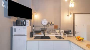 Apartamento família, vários quartos (White Sand House) | Cozinha privada | Geladeira, micro-ondas, fogão, cooktop