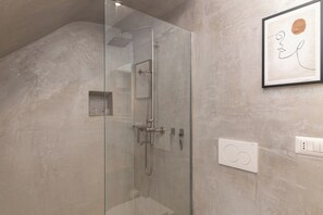 Shower, hair dryer, bidet, towels - David House In The City Center (Olbia)