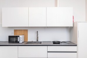 Køleskab, mikrobølgeovn, ovn, kogeplade