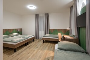 Chambre Quadruple Confort | 1 chambre, bureau, Wi-Fi gratuit, draps fournis