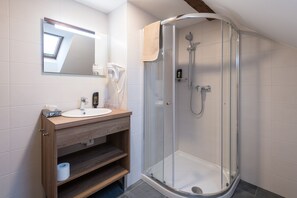 Chambre Triple Confort | Salle de bain | Baignoire et douche séparées, sèche-cheveux