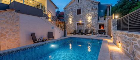 Lämmitetty uima-allas