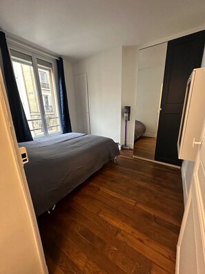 1 habitación, tabla de planchar con plancha, wifi gratis y ropa de cama 