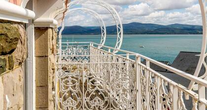 The Penthouse Apartment - Aberdovey- Spectacular Beach Views - Free Parking