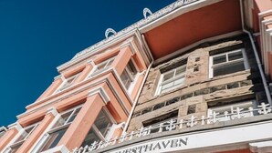 Un edificio con la scritta "Westhaven" sulla facciata.