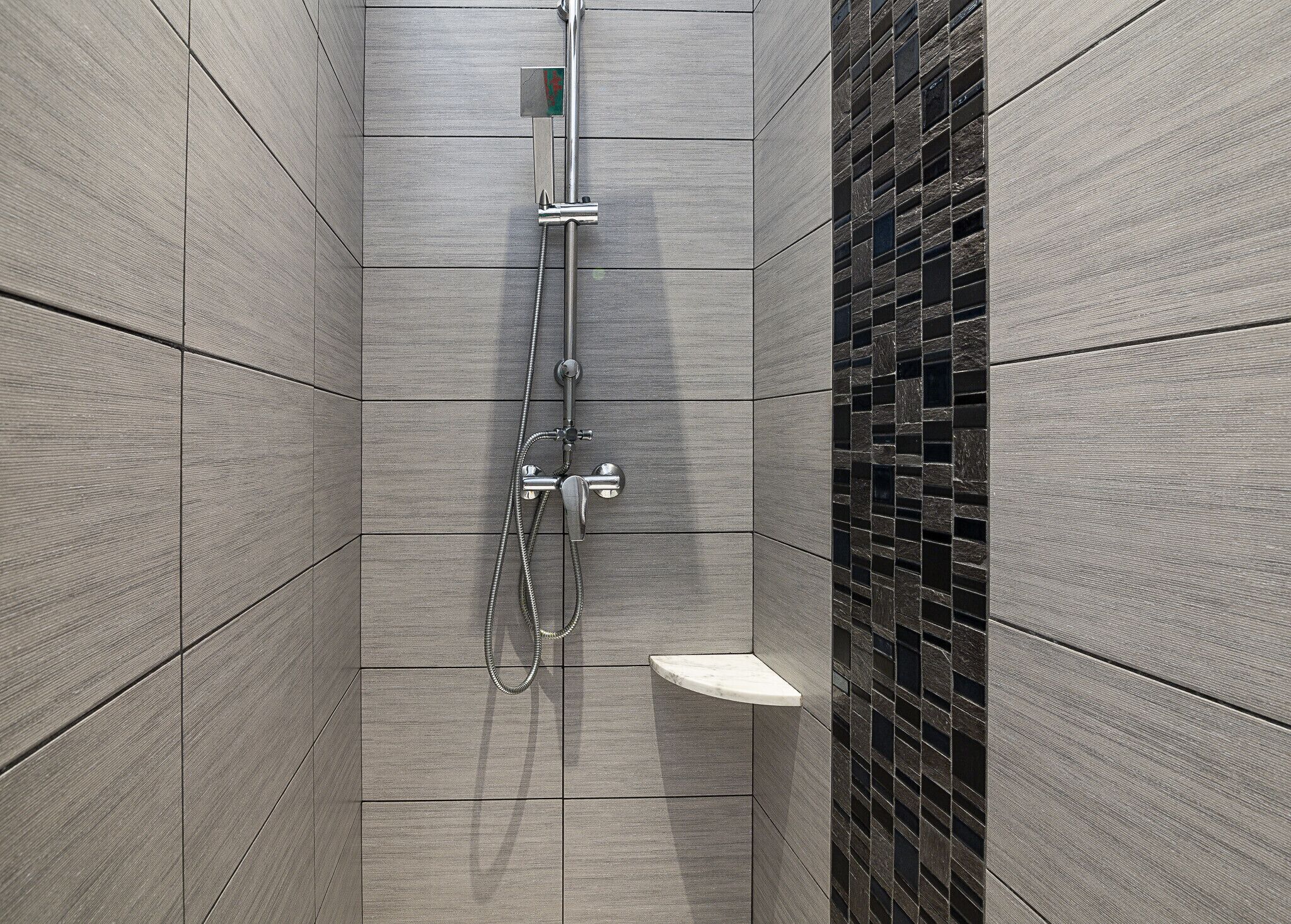 Douche, sèche-cheveux, serviettes fournies