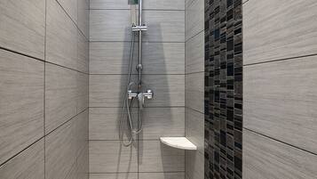 Douche, sèche-cheveux, serviettes fournies