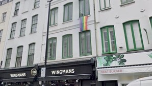 Ein Gebäude mit mehreren Fenstern und einer Flagge.