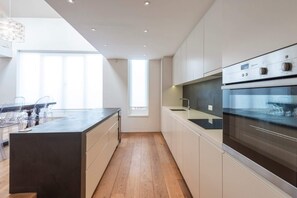 Basic-Haus | Eigene Küche | Kühlschrank, Mikrowelle, Ofen, Herdplatte