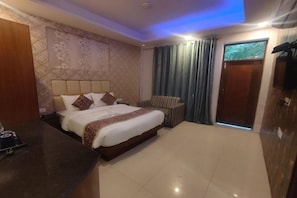 Standard Room | Desk, free WiFi, bed sheets - Q Saina's S K Regency (Narendranagar)