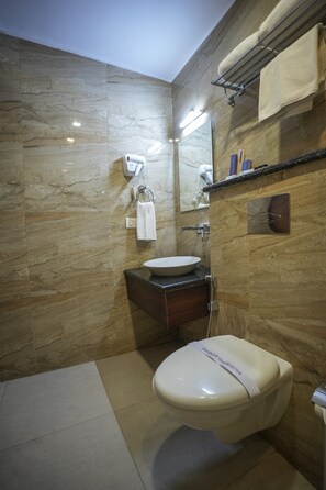 Comfort-Zimmer | Badezimmer | Dusche, kostenlose Toilettenartikel, Handtücher, Seife