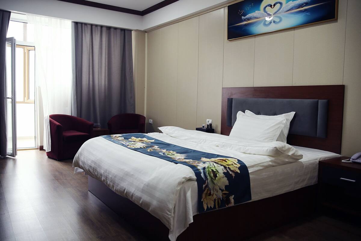 Minibar, wifi gratis y ropa de cama