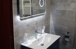 Double Room | Bathroom | Shower, rainfall showerhead, free toiletries, hair dryer - Peace House (Dobroesti)