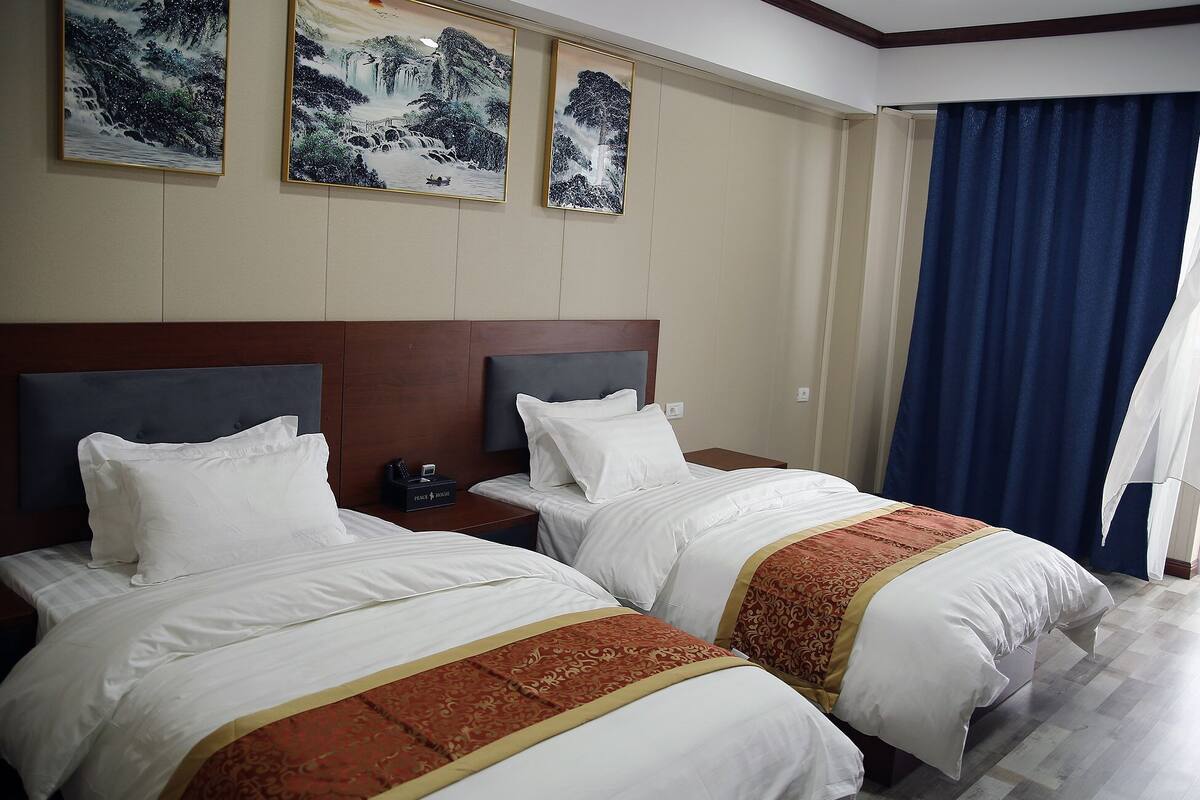 Minibar, wifi gratis y ropa de cama