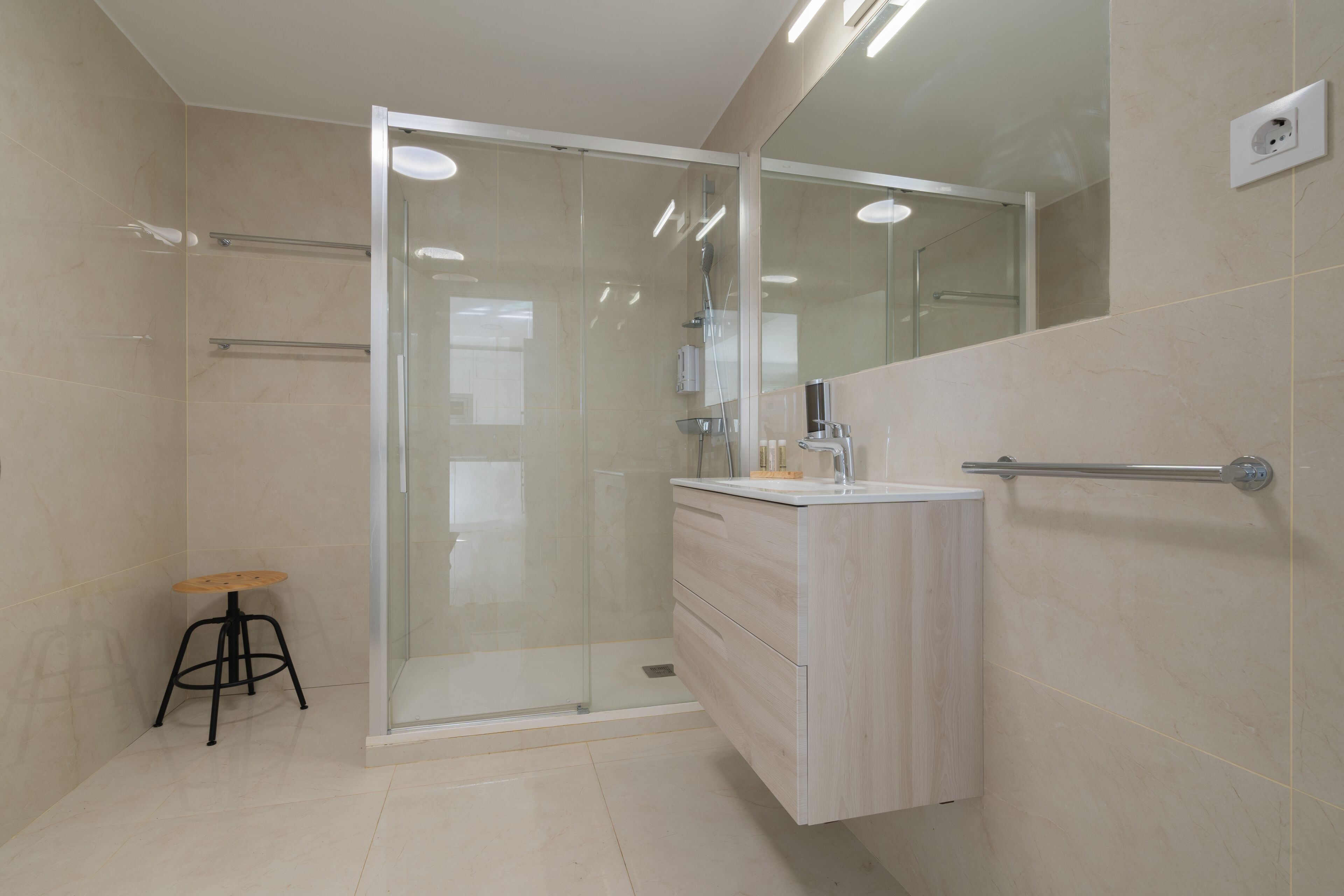 Een douche, een haardroger, handdoeken, zeep