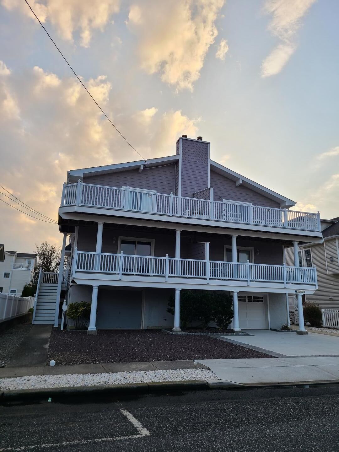 4 bedroom townhome close to beach, restaurants, bars, and bay.