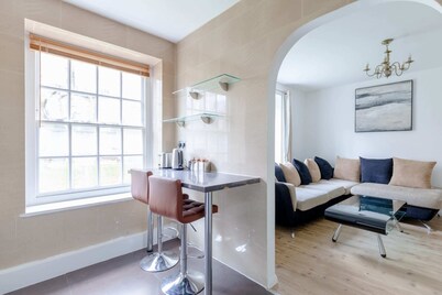 Inviting 2BD Flat 15 Minutes From Regents Park!