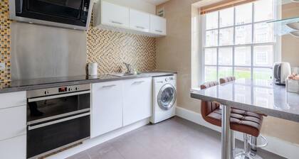 Inviting 2BD Flat 15 Minutes From Regents Park!