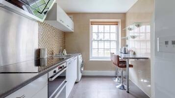 Departamento básico | Cocina privada | Refrigerador, microondas, horno y parrilla de estufa