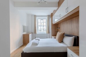 2 habitaciones, tabla de planchar con plancha y ropa de cama 