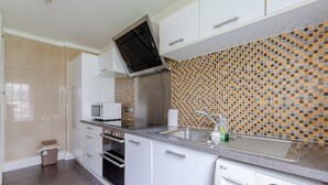 Apartamento básico | Cocina privada | Frigorífico, microondas, horno y placa de cocina