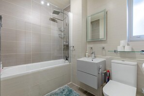 Departamento básico | Baño | Regadera, toallas, jabón, shampoo 
