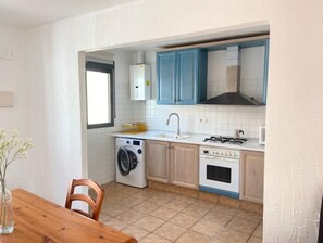 Fridge, microwave, oven, coffee/tea maker