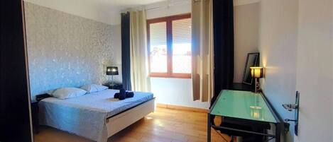 3 soverom, skrivebord, strykejern/-brett og wi-fi (inkludert)