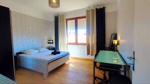 3 bedrooms, desk, iron/ironing board, free WiFi