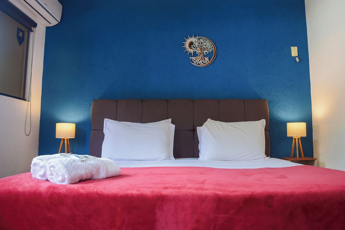 Minibar, free WiFi, bed sheets