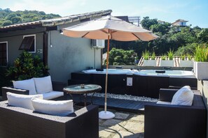 Outdoor spa tub - Pousada Juanna's (Búzios)